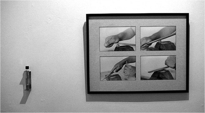 Móvil Perpetuo, 2001 / Fotografía en blanco y negro / Objeto de metal y vidrio, con sudor y limadura de moneda / 64 x 48,9 cm / 15 x 3,5 x 4 cm