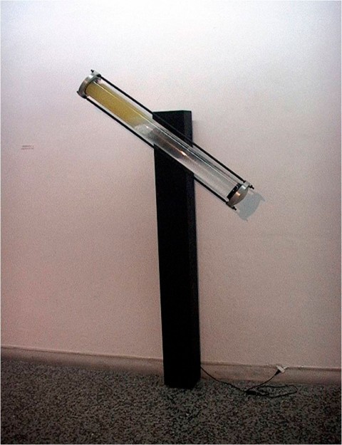 Armonía de Contrarios, 2006 / Metal, madera, tubo de cristal, agua, aceite industrial y motor eléctrico / 170 x 102 x 33 cm