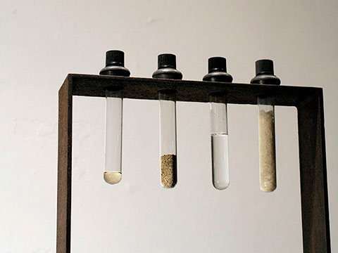 Separación / Acero, madera, tubos de vidrio, lágrimas, agua, sal y arena / 74 x 30,4 x 24,5 cm