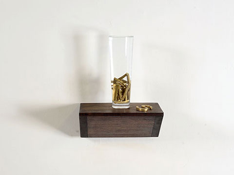 No More Words (Mentiras), 2014. Vaso de cristal, agua y letras de bronce. 